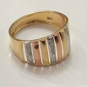 18k gold ring in three colors 2.5 grams size 7.5
